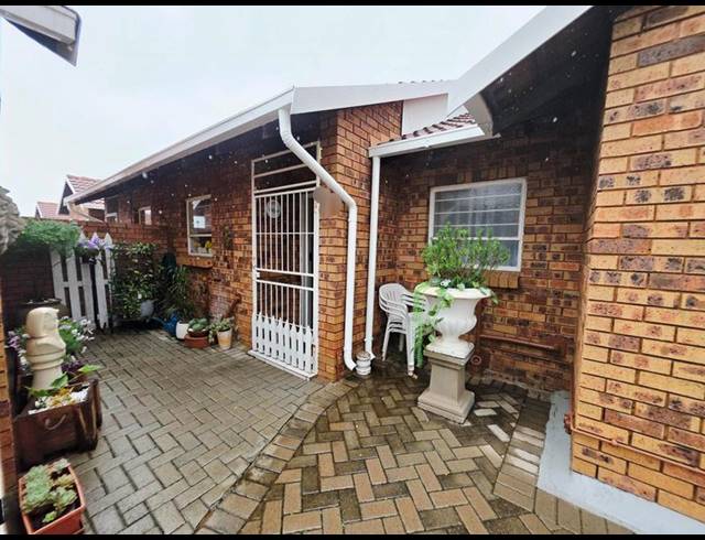 3 BEDROOM TOWNHOUSE FOR SALE IN WITFIELD